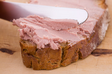 Messer beim Bestreichen von Brot
