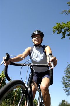 Radfahrerin mit Helm