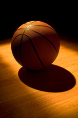 Obraz premium Basketball under the lights