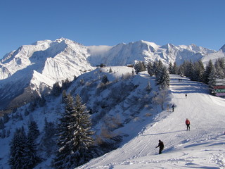 Piste de ski devant le Mont Blanc