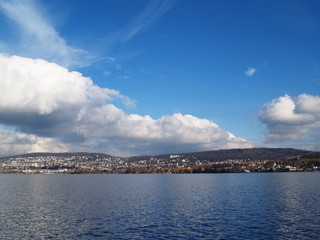 lac et nuages