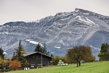 Fototapeta na wymiar Paysage de Savoie en automne