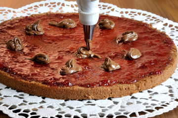 Nussnugatcreme verteilen