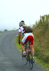 Fototapeta premium Cycliste en montagne