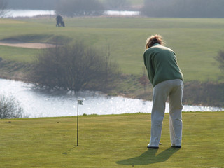 Golferin beim Putten