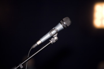 Obraz premium Microphone on air over green grass at background