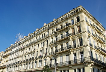 Fototapeta premium Immeuble de pierre en coin, Marseille, France.