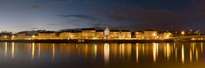 Fototapeta na wymiar panorama miasta nocą Nantes