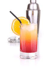 tequila Sunrise mit Orangenschiebe vor Shaker  und Barsieb