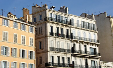 Fototapeta na wymiar Immeubles dans une rue de Marseille. France.