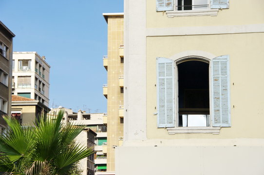 Immeuble à la fenêtre ouverte et palmiers, Marseille, France