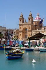 Malta Fischerboote vor Kirche in Marsaxlokk