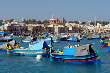Fototapeta na wymiar Malta Łodzie rybackie w Marsaxlokk