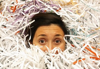 Noyée dans le papier
