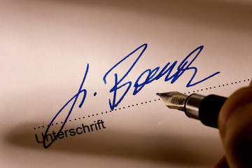 Unterschrift in Handschrift auf einem Vertrag