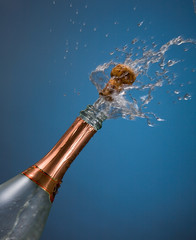 sylvester feiern sekt korken fliegt © eyeami