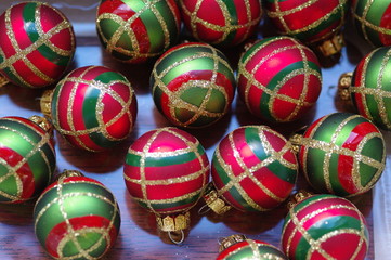 Haufen bunte Weihnachtskugeln