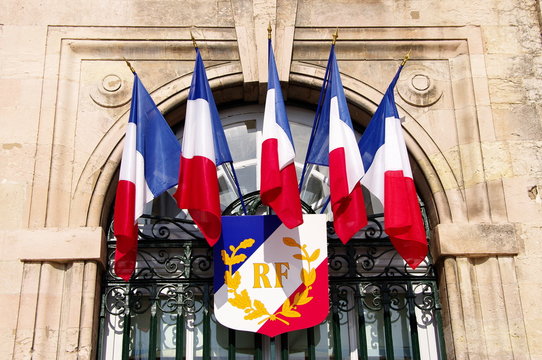 Fen&ecirc;tre d&eacute;cor&eacute;e de drapeaux tricolores, France.