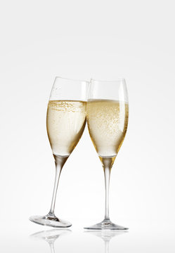 zwei champagner gläser glas stehen stossen an
