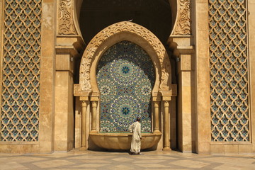 Fontaine par la Mosquée Hassan II à Casablanca, Maroc