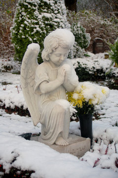Betender Engel im Schnee