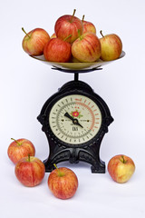 Alte Küchenwaage mit Äpfeln