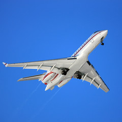 Flugzeug vor strahlend blauem Himmel