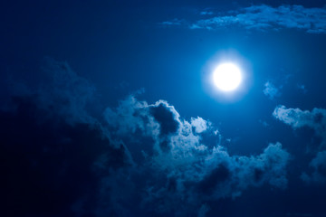 Obraz na płótnie Canvas Księżyc w ciemności na tle nieba i chmur