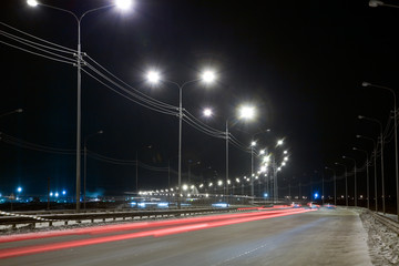 Fototapeta na wymiar Street noc ze śladami światła i latarnie uliczne