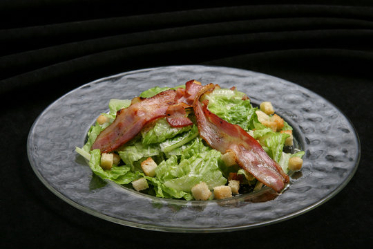 Salad Caesar with bacon.