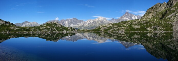 Fototapeta na wymiar Lac en montagne
