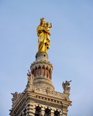 Fototapeta na wymiar Złoty Virgin of Notre Dame de la Garde. Marseille, France.