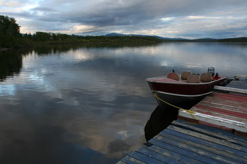 Fototapeta na wymiar Abendstimmung mit Boot in der Nähe von Teslin - Kanada