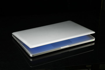 computer portatile semichiuso