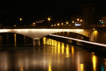 Grenoble, le Musée et la voie sur Berges de nuit