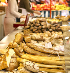 Boulanger sur le marché