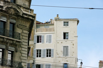 Fototapeta na wymiar Façades noires et blanches, Marseille.