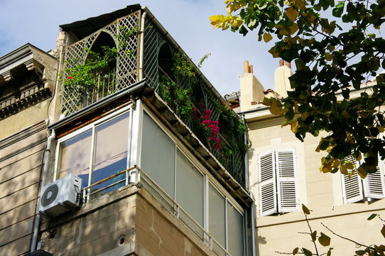 Petite terrasse fleurie au dernier étage, Marseille, France.