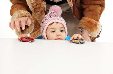klienkind mit autos spielen