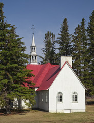 Fototapeta na wymiar mała kaplica z czerwonym dachem, otoczony drzewami