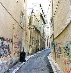 Ruelle avec graffitis, Marseille, France.