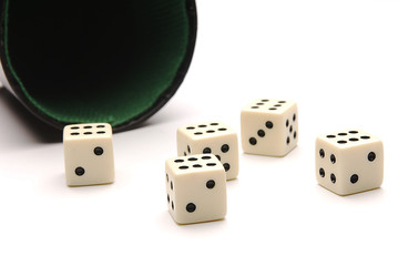 Würfelbecher mit Würfel