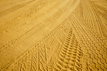 Reifenspuren im Sand