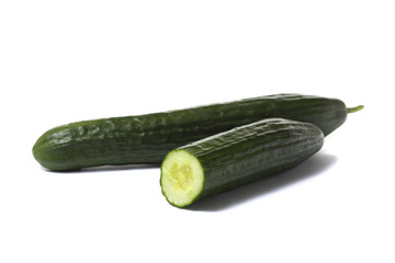 ganze und halbe salatgurke