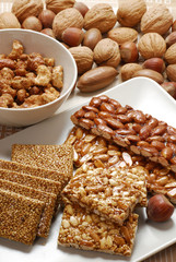 Nueces varias y turrones.