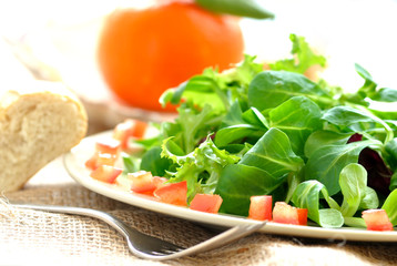 frischer salat und obst dekoration