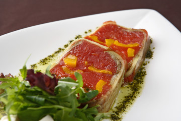 Pork with sweet pepper, with rukkola and cheese.