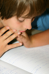 adolescent absorb&eacute; dans ses r&eacute;visions