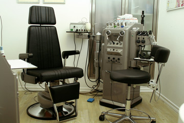 Untersuchung + Stuhl + Arztpraxis