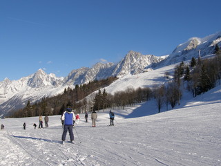 Skieurs devant sommets du massif du Mont Blanc